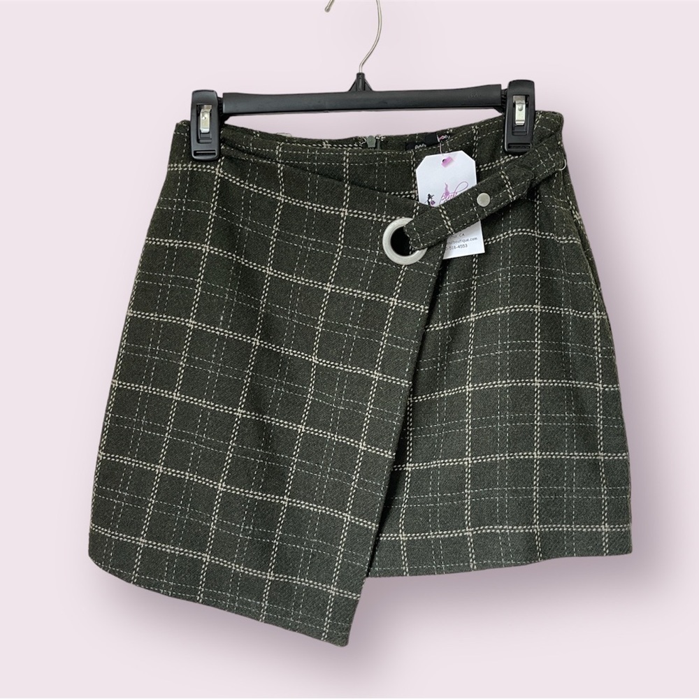 BIN#20 - Women’s NWTs Plaid Skirt Small
